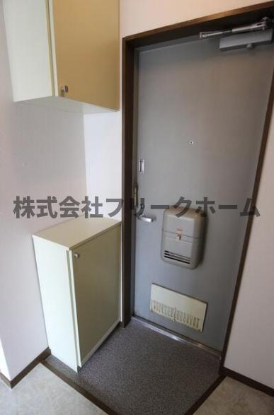 武蔵野市中町３丁目のアパートの玄関