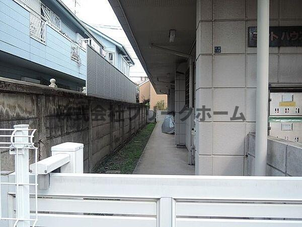 武蔵野市中町３丁目のアパートのエントランス