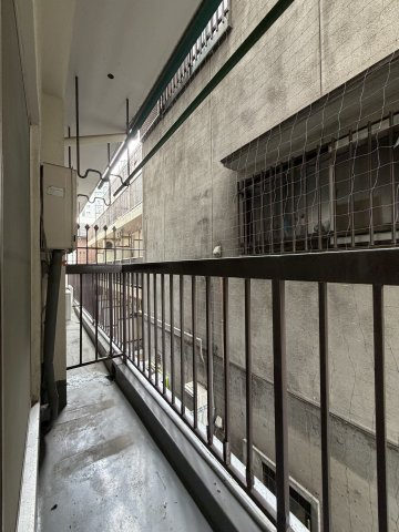 沢之町駅前ビルのバルコニー