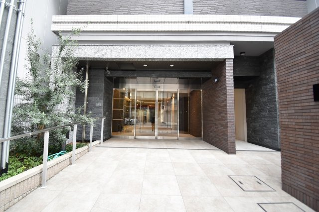 フォーリアライズ本町レクスのエントランス