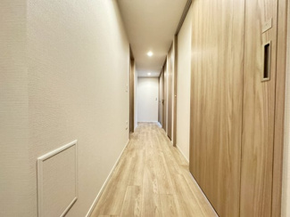 【その他】 | ジオタワー堺筋本町 | 【廊下】動きやすい同線で物入もあり、木の暖かみを感じる廊下です！
