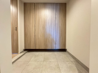 【玄関】 | ジオタワー堺筋本町 | 【玄関】大きなシューズボックス付き！ご家族全員の靴をすっきりと収納でき、綺麗を保てます！