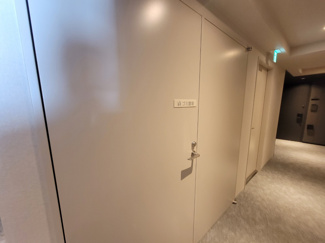 【その他共用部分】 | ジオタワー堺筋本町 | 【各階ゴミ置き場】わざわざ1階まで降りずとも、お住いのフロアで24時間ゴミ出し可能！