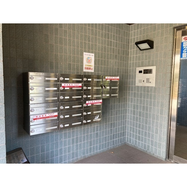 第2成城島田マンションのエントランス|ゆとりのあるエントランスです
