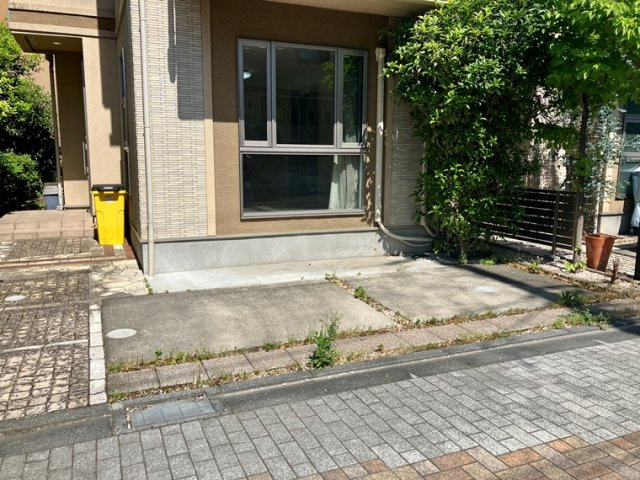 岡本戸建の駐車場|駐車場があるので、車を買う予定の方も安心です