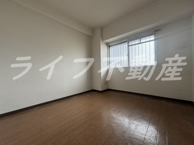 ロイヤルマツイの洋室|明るい洋室です