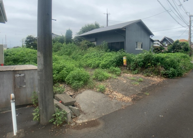 【外観】 | 土地の前の道路に消火栓が設置されていることがあります。この場合、道路交通法第45条第1項により、駐車禁止の場所が指定されています。そのため、車庫などの駐車スペースをつくることができない場合があります。