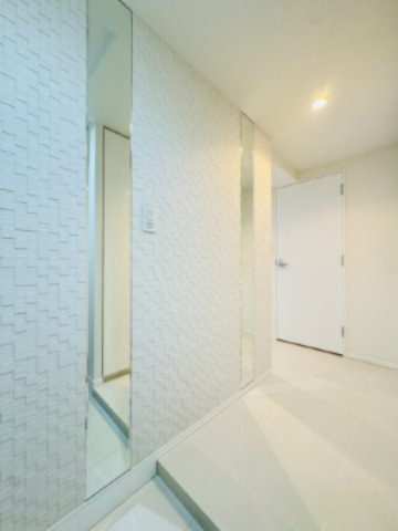 廊下部分にはエコカラットと姿鏡が設置されております。（分譲時モデルルームで使用したため）