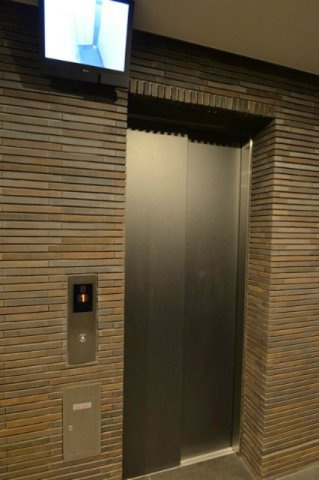 モニター付きエレベーター
