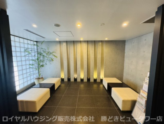格子をモチーフに気品ある佇まいを感じさせるエントランスホールです。
