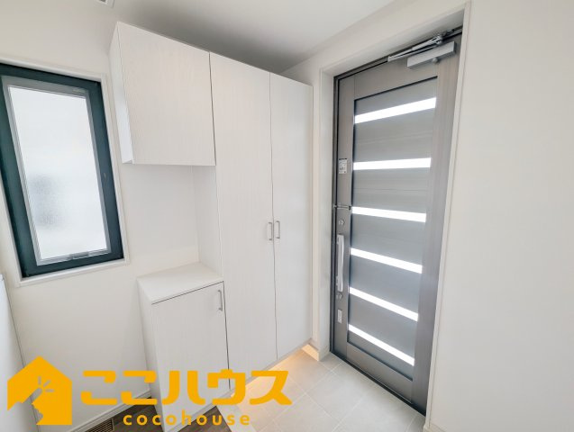 西原町我謝　RC住宅　新築戸建て　全3棟　A号棟の玄関|大容量のシューズボックス
