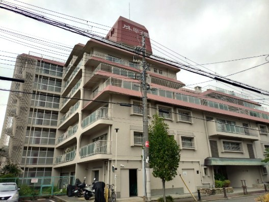 ルネ甲子園の外観
