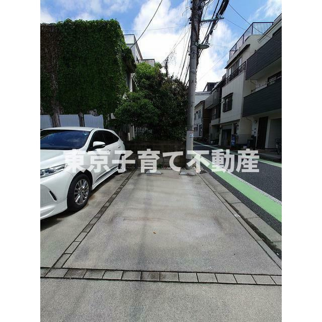 ヒカリテラス文京千石の駐車場