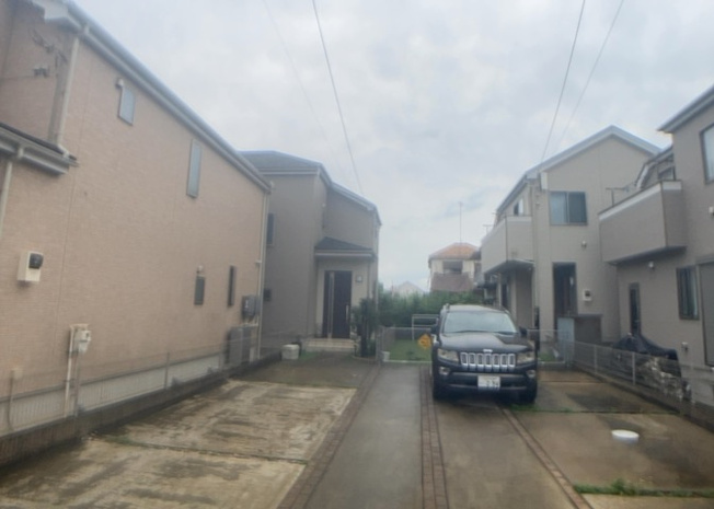 【外観】 | 現地に行くなら、物件の周囲の地形がどうなっているかを見ることも大切です。周辺より低くなっている土地では、大雨などで水が集まりやすいため、地盤が弱くなっているということも考えられるため、注意が必要です。