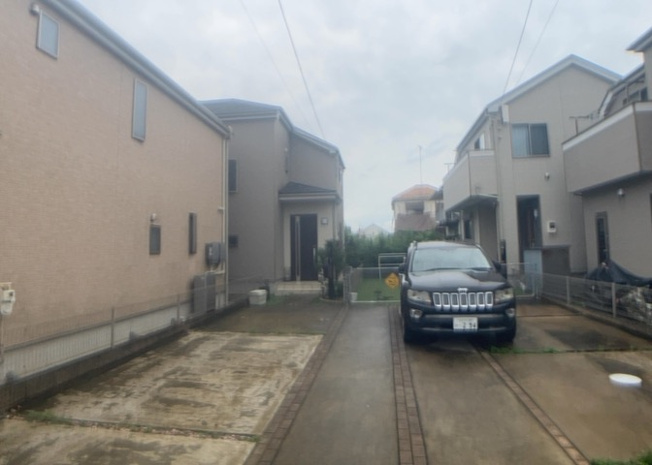 【外観】 | 隣家の土地はどうなっているのか、生活利便施設が近くにあるのか、学校まで近いかなど、お客様のライフスタイルにあわせたイメージが重要です。また、近くにあると困る施設が近くにないかも確認するといいでしょう。