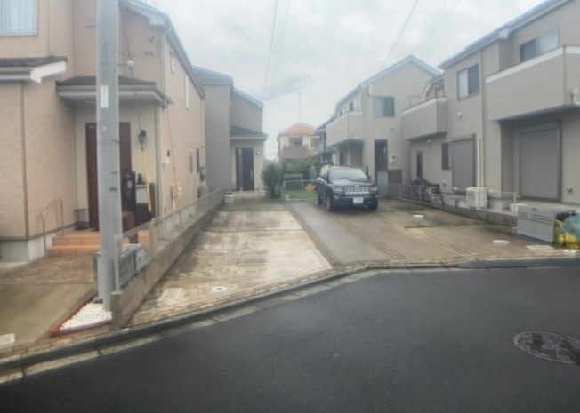【前面道路含む現地写真】 | 南側道路の場合は長い時間光を入れ込むことができるため、庭やリビングを道路側に持ってくることが多く土地価格も高い傾向にあります。一方北側道路だとリビングや庭が南側になりプライバシーを守ることができます。