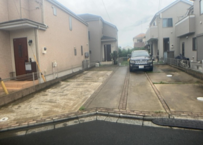 【前面道路含む現地写真】 | 東側道路の場合は居室を南向きに設計しやすいため、朝日が入りやすいというメリットがあります。一方、西側道路も東側同様に居室を南向きに設計しやすいのですが、住宅地だと朝日が入りにくいという弱点があります。