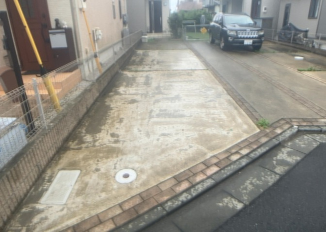 【駐車場】 | 車一台あたりに必要なスペースは、標準サイズの普通自動車で横幅2m50cm、長さ5mは必要になります。ただし、乗降のことも考慮して横幅3m30cm、長さ5m50cmほどは確保できるところを選びましょう。