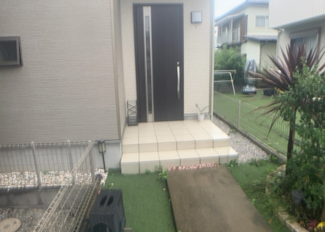 【玄関】 | 玄関は家の顔と言っても過言ではありません。現地を見学する際は玄関の広さや全体のバランスなどを見てみるといいでしょう。一般的なアプローチのしやすさだけではなく、お年寄りにも優しい設計のものだと安心です。