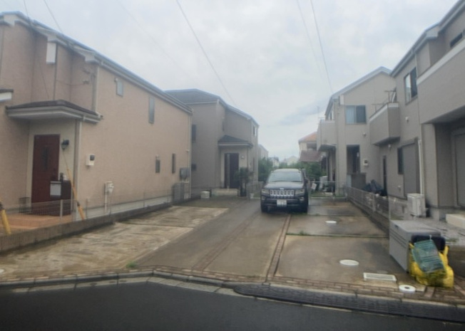 【前面道路含む現地写真】 | 住宅用の土地では前面道路に2m以上接していなければならないと法律で定められています。しかし、お持ちの車のサイズやライフスタイルなどにより、2mでは利便が悪い場合もございますので、事前に確認しましょう。