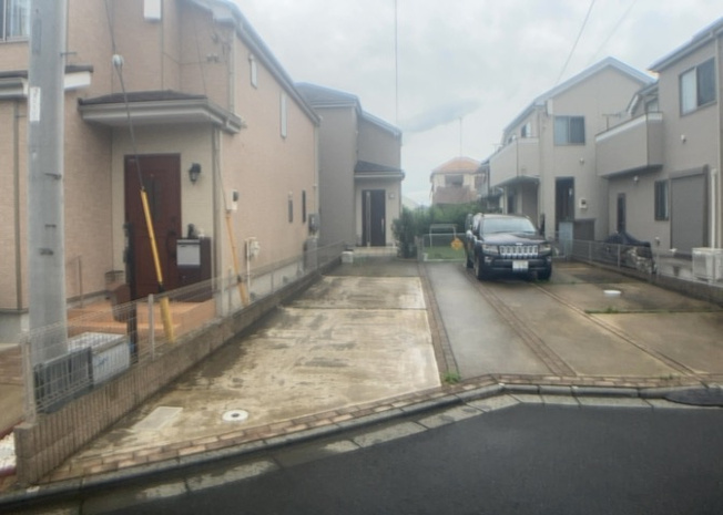 【前面道路含む現地写真】 | 道幅が広い場所は日当たりや風通が良好です。幅が広いのですれ違いも可能ですし大きな車でも駐車可能！一方で、大型車が通ることも多くなるため交通量の増加により騒音に繋がります。また土地の値段が高くなります。