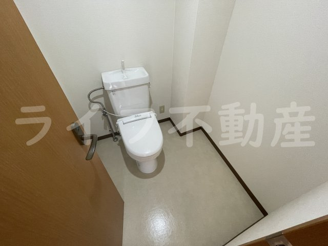 タイムハイツ布施のトイレ|落ち着いた色調のトイレです