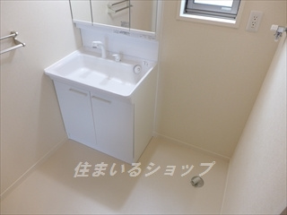 ファミールＮの洗面所|シャンプードレッサー・窓あり