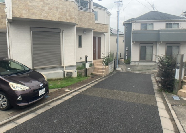 【前面道路含む現地写真】 | 現地前面道路は東側幅員約4.0mの私道に接しています。交通量が少ない落ち着いた道路環境のため、お車の駐車作業や出し入れも落ち着いておこなえます。周囲の街並みや雰囲気も合わせてぜひご確認ください。