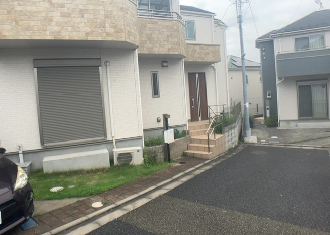 【前面道路含む現地写真】 | 平坦地に位置し、周囲は落ち着いた住宅地となっております。最寄りのポプラ八王子店まで徒歩3分（約217m）と日常のお買い物にも便利な立地です。前面道路の幅員や周辺の動線をぜひ現地にてご体感ください。