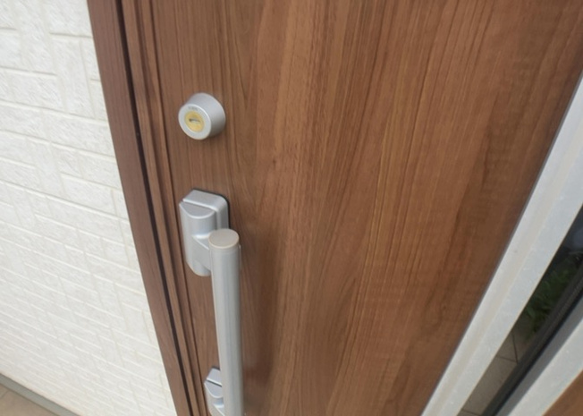 【防犯設備】 | 訪問者の顔を室内からしっかり確認できるTVモニタ付インターホンを設置しています。お子様の留守番時や一人で過ごす際にも防犯面で心強く安心です。安心・安全な毎日の暮らしをサポートする重要設備です。