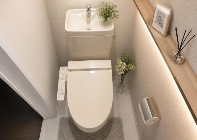 【トイレ】 | 温水洗浄便座付きの快適なトイレは、1階と2階の計2箇所に設置されています。朝の混雑する時間帯もスムーズに使用でき重宝します。清潔感のある空間となっており、毎日の暮らしをサポートする充実の設備です。