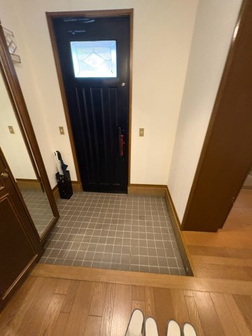 池之端四丁目戸建の玄関