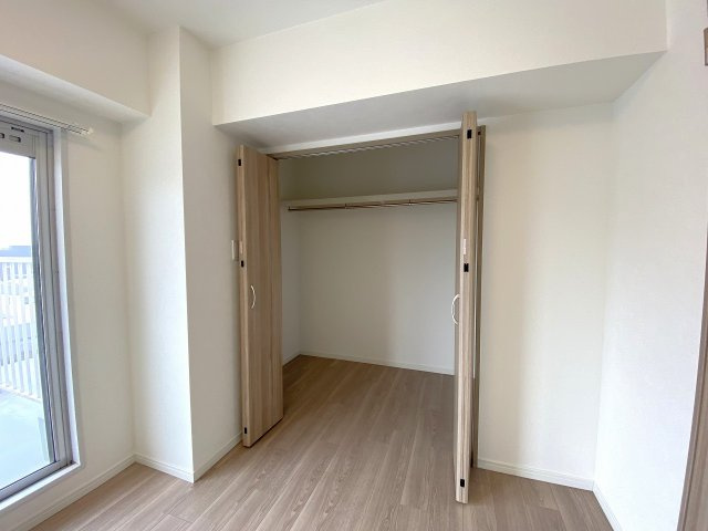 ダイアパレス綾瀬の収納|衣類やスーツケースなどをまとめて収納できる便利なウォークインクローゼットです。お部屋の中に物が散らからず、住環境をすっきりと保つことができる非常に優秀な収納スペースです。