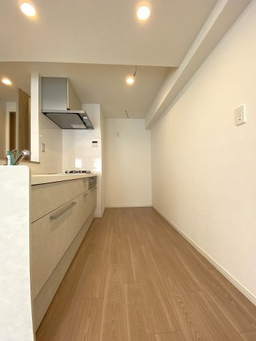 ダイアパレス綾瀬のキッチン|キッチン周りの幅や作業スペースもしっかり確保されています。広々としたシンクやコンロ周辺は作業がしやすく、毎日の料理作りを手際よくスムーズに行える機能的なデザインです。