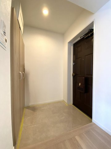 ダイアパレス綾瀬の玄関|落ち着いた雰囲気で住まいの顔となる綺麗な玄関スペースです。シューズボックスを備えており、ご家族全員の靴をすっきりと整理整頓して気持ちよくお客様を迎えられます。
