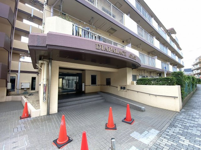 ダイアパレス綾瀬のエントランス|マンションの顔となるエントランス入口です。整然と維持管理されたアプローチ部分は清潔感があり、住まう方や訪れる方をあたたかく迎え入れてくれる落ち着いた佇まいが魅力的です。