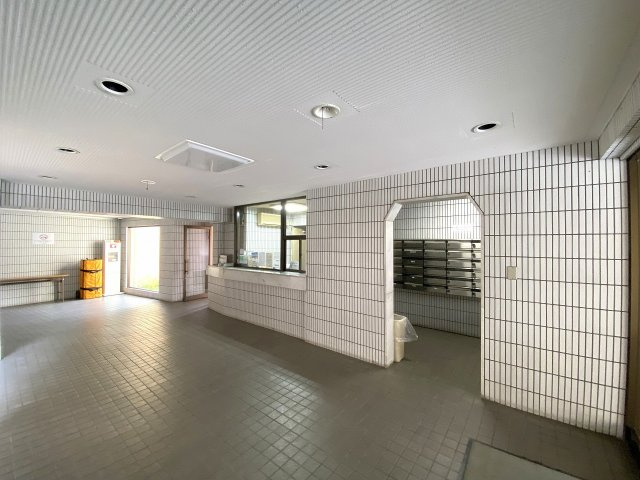 ダイアパレス綾瀬のエントランス|綺麗に保たれた広々としたエントランスホールです。明るく解放感のある空間設計となっており、オートロックや防犯面への配慮も行き届いているため、安心してお過ごしいただけます。