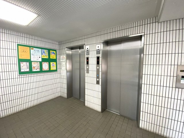 ダイアパレス綾瀬のその他共用部分|日々の移動に欠かせないエレベーターが完備されています。しっかりと管理メンテナンスが行き届いており、重い荷物をお持ちの際やご高齢の方の移動もスムーズに行えて快適です。