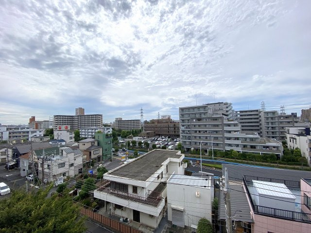 ダイアパレス綾瀬の展望|お部屋からの眺望は視界を遮る高い建物がなく、解放的な青空が広がります。素晴らしい景観を眺めながら日々の疲れをリフレッシュできる、贅沢で心地よい空間となっております。