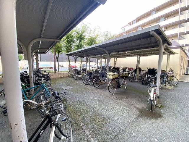 ダイアパレス綾瀬の駐輪場|屋根付きで雨の日でも安心して自転車を保管できる駐輪場スペースです。毎日の通勤・通学やお買い物に自転車を利用される方にも大変便利な共用設備がしっかりと整っています。
