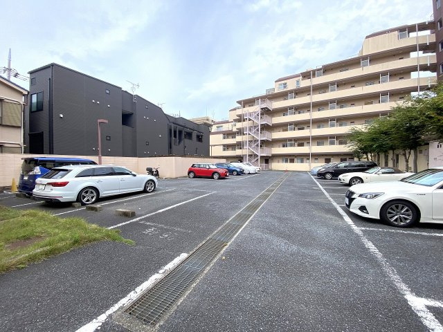 ダイアパレス綾瀬の駐車場|敷地内に設置された駐車場スペースです。大切なお車を敷地内に駐車できる利便性の高さが魅力となっており、お買い物やお出かけの際もスムーズにお車を利用できる環境です。