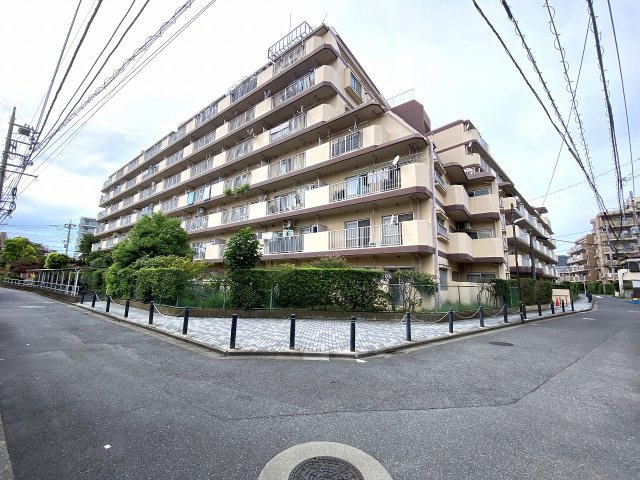 ダイアパレス綾瀬の外観|閑静な住宅街に映える重厚感のある外観デザインです。周辺環境との調和が取れた落ち着いた雰囲気が漂い、管理状態の良さや住み心地の良さをしっかりと感じさせてくれるマンションです。