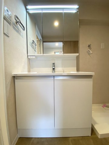 ダイアパレス綾瀬の独立洗面台|収納力と使いやすさを備えた洗面化粧台へ新規交換いたしました。朝の身支度や洗顔も快適に行えるスペースとなっており、洗面小物をすっきりと整理整頓できる仕様が魅力的です。