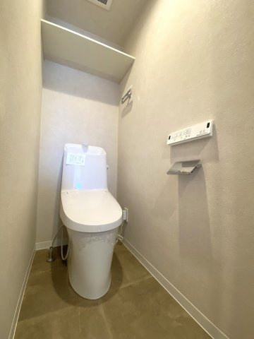 ダイアパレス綾瀬のトイレ|衛生面や機能性に優れ快適に使用できるトイレへと新規交換済みです。掃除がしやすく清潔に保てる設計となっており、毎日心地よくご使用いただける快適な空間に整っています。