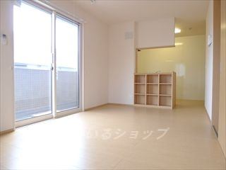 コーポラスヤナセⅢ　Ｂ棟の居間・リビング|人気の対面キッチン・エアコン付き