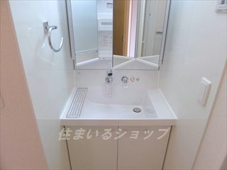 コーポラスヤナセⅢ　Ｂ棟の洗面所|三面鏡付きシャンプードレッサー