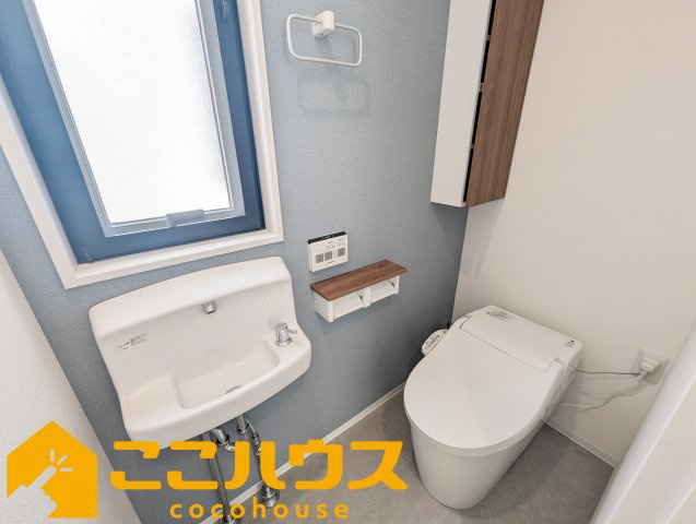 西原町我謝　RC住宅　新築戸建て　全3棟　B号棟のトイレ|手洗い器付きタンクレス高機能トイレ
