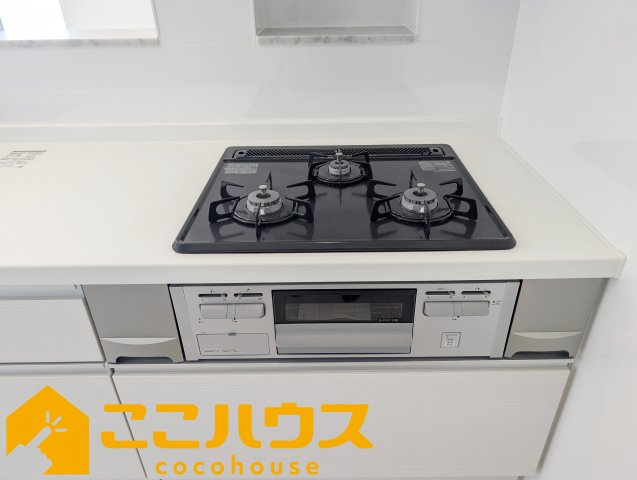 西原町我謝　RC住宅　新築戸建て　全3棟　B号棟のキッチン|三口コンロ
