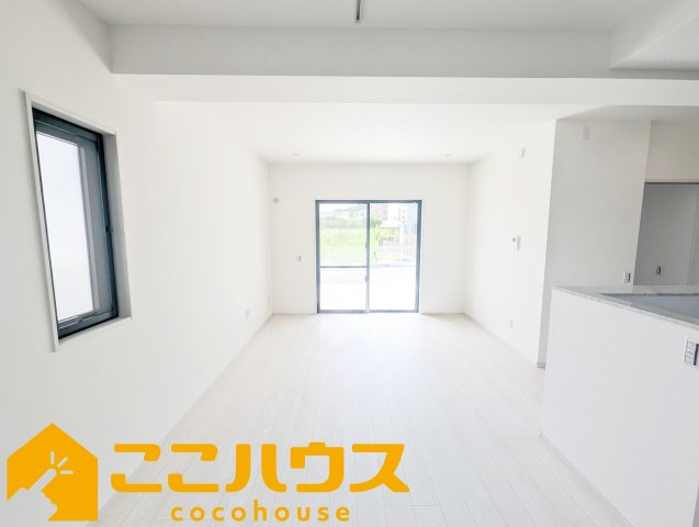 西原町我謝　RC住宅　新築戸建て　全3棟　B号棟の居間・リビング|LDK16.6帖
