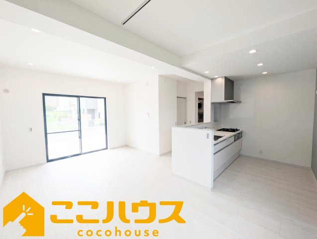 西原町我謝　RC住宅　新築戸建て　全3棟　B号棟の居間・リビング|LDK16.6帖
